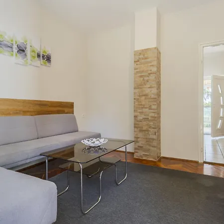 Bercsenyi By Interhome *